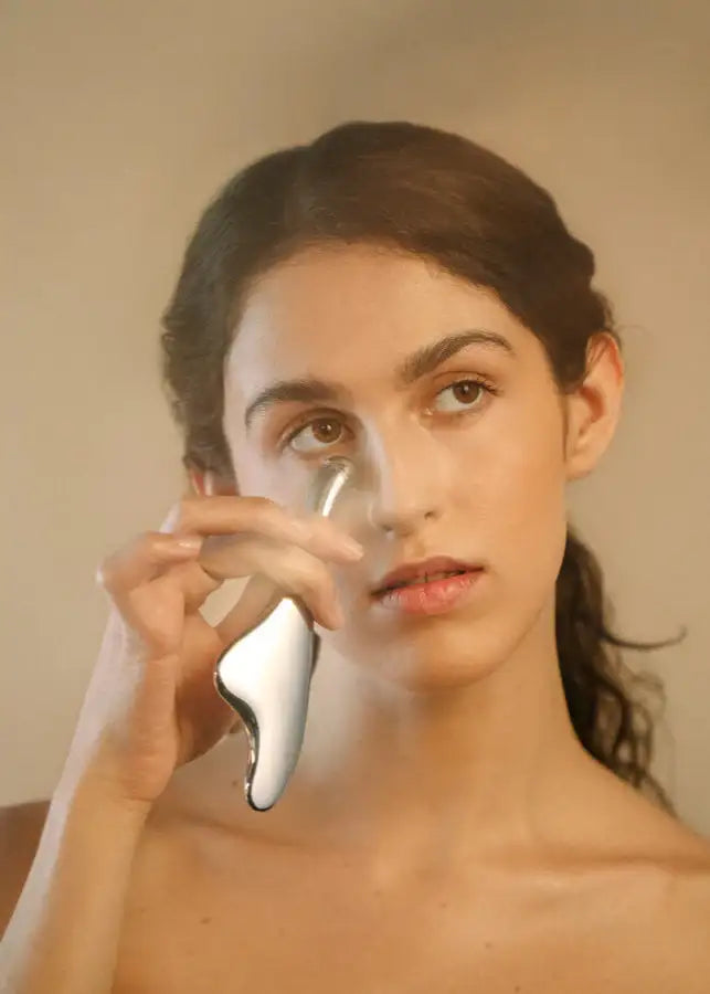 SŌLEIL Microcurrent Face-Lift Gua Sha